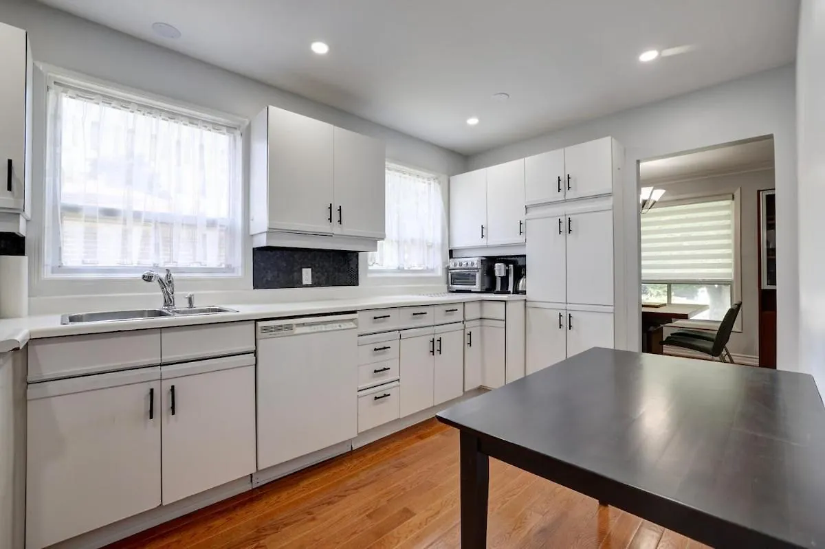 Comfy City Retreat , Seneca College, CMCC Toronto Villa