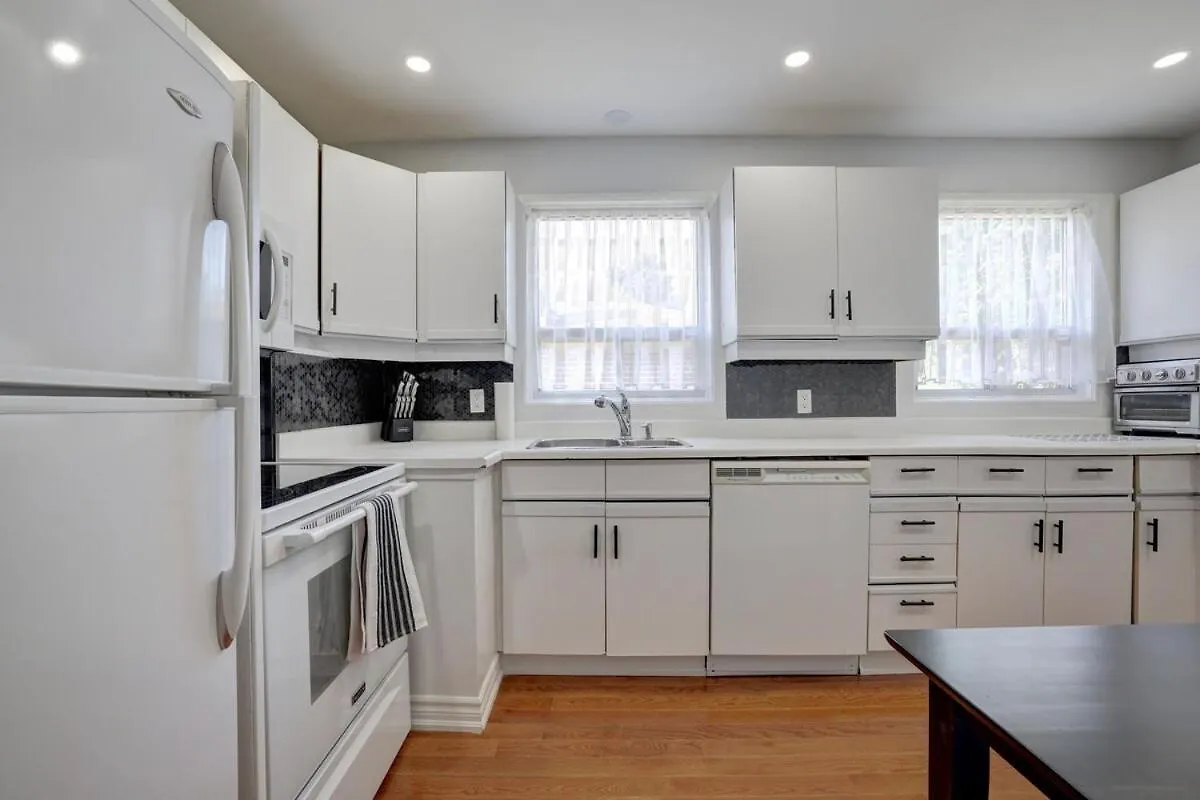 Comfy City Retreat , Seneca College, CMCC Toronto Villa